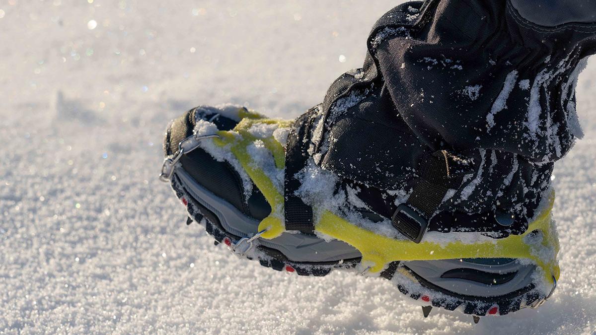 一种装有牵引装置的鞋子，准备踏入雪地.
